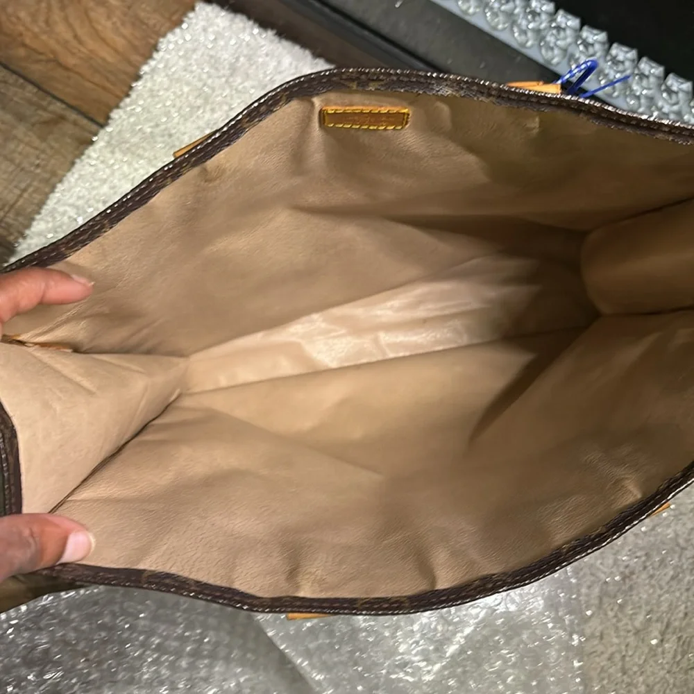 Louis Vuitton tote, rolled handles. Open top. - Picture 7 of 15